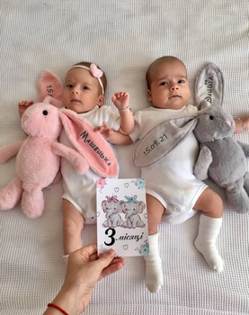 Подарунковий набір для малюків 2 іменні зайчики HeyBaby