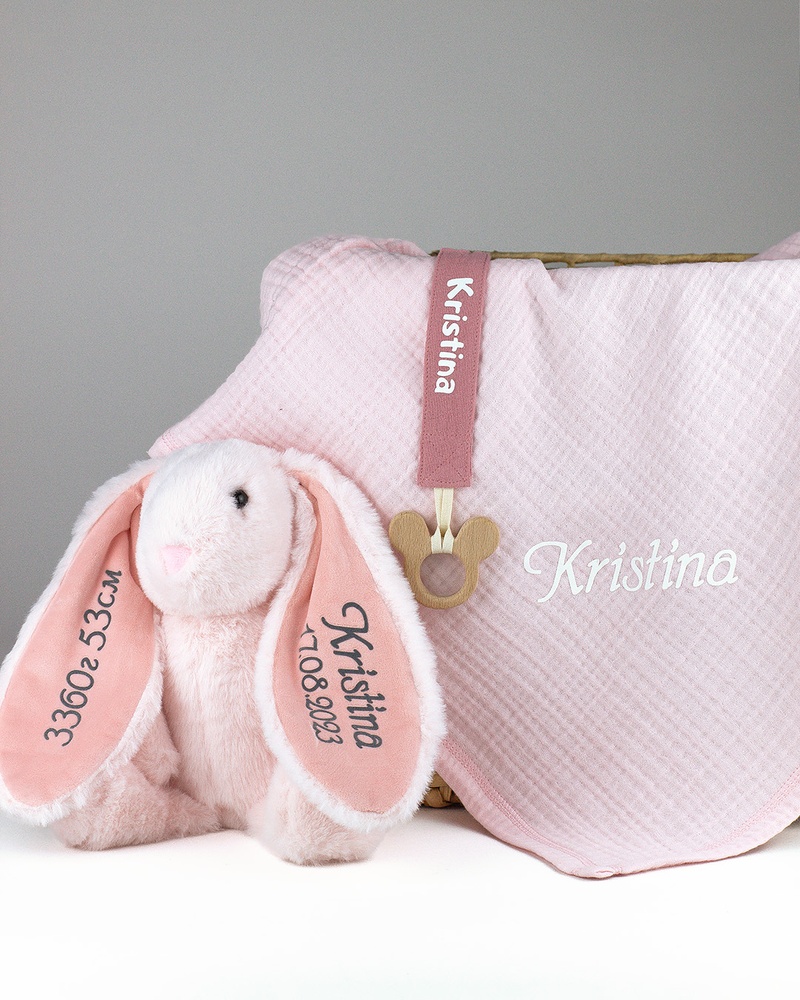 Подарунковий набір для малюка - зайчик іменний рожевий, плед мусліновий рожевий  і тримач для соски малюка іменний  HeyBaby