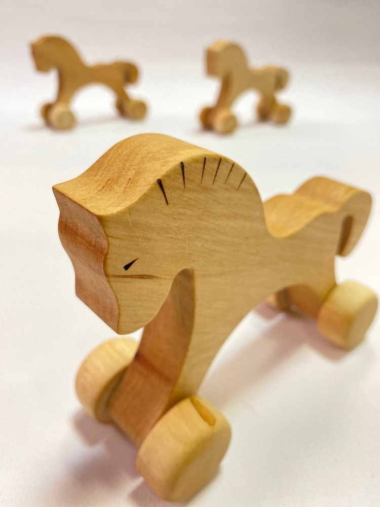 Деревянная игрушка-каталка Конячка на колесиках