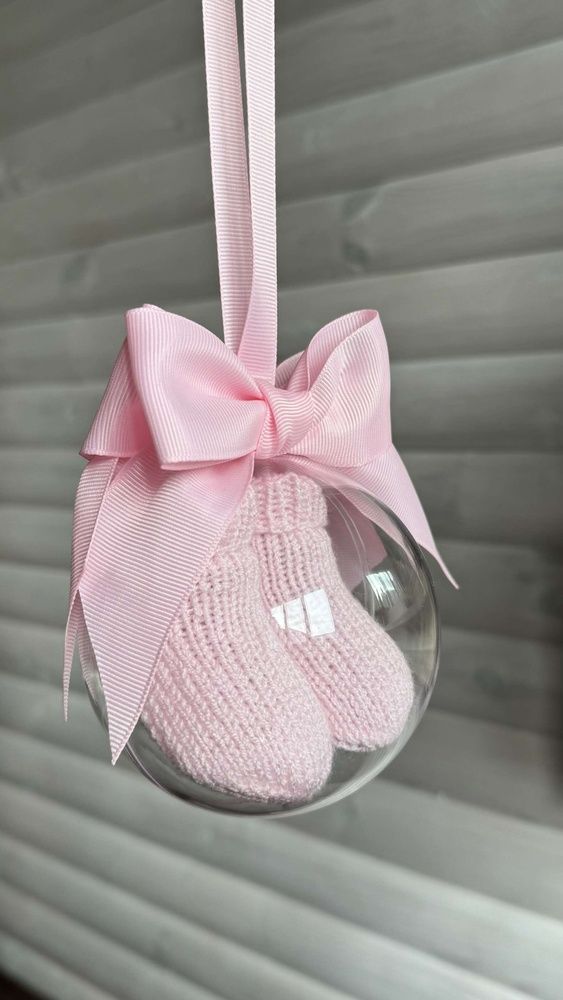 Новорічна ялинкова прикраса Кулька зі шкарпетками 10 см рожева HeyBaby