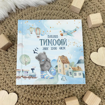 Детский альбом для фото с именной обложкой &laquo;Мишка Тедди в городе&raquo; воспоминания