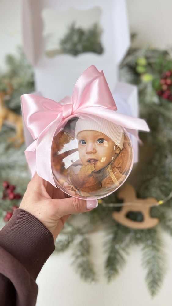 Новорічна ялинкова прикраса Кулька з фото 10 см з рожевими стрічками HeyBaby